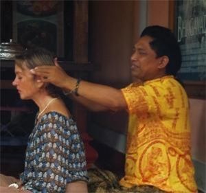 Eine Person gibt einer anderen eine Schläfenmassage