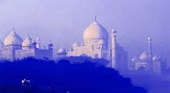 Taj Mahal und hebt seine Kuppeln und Minarette