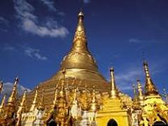 Ein goldener Stupa, umgeben von kleineren goldenen Bauwerken