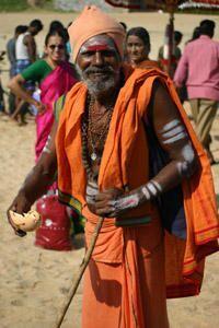 Eine Person in einem orangefarbenen, traditionellen Gewand